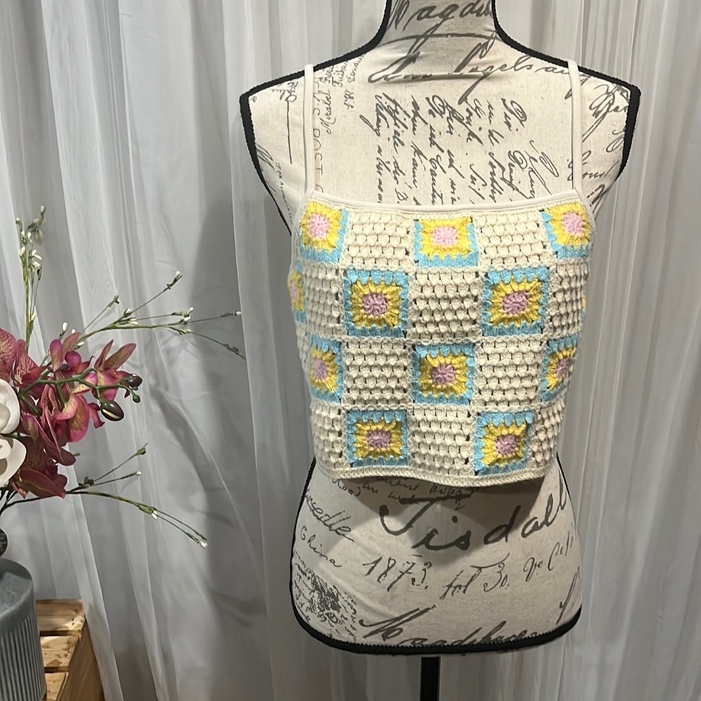 Brand is Wild Fable in the size medium and is a cream color with yellow flowers.